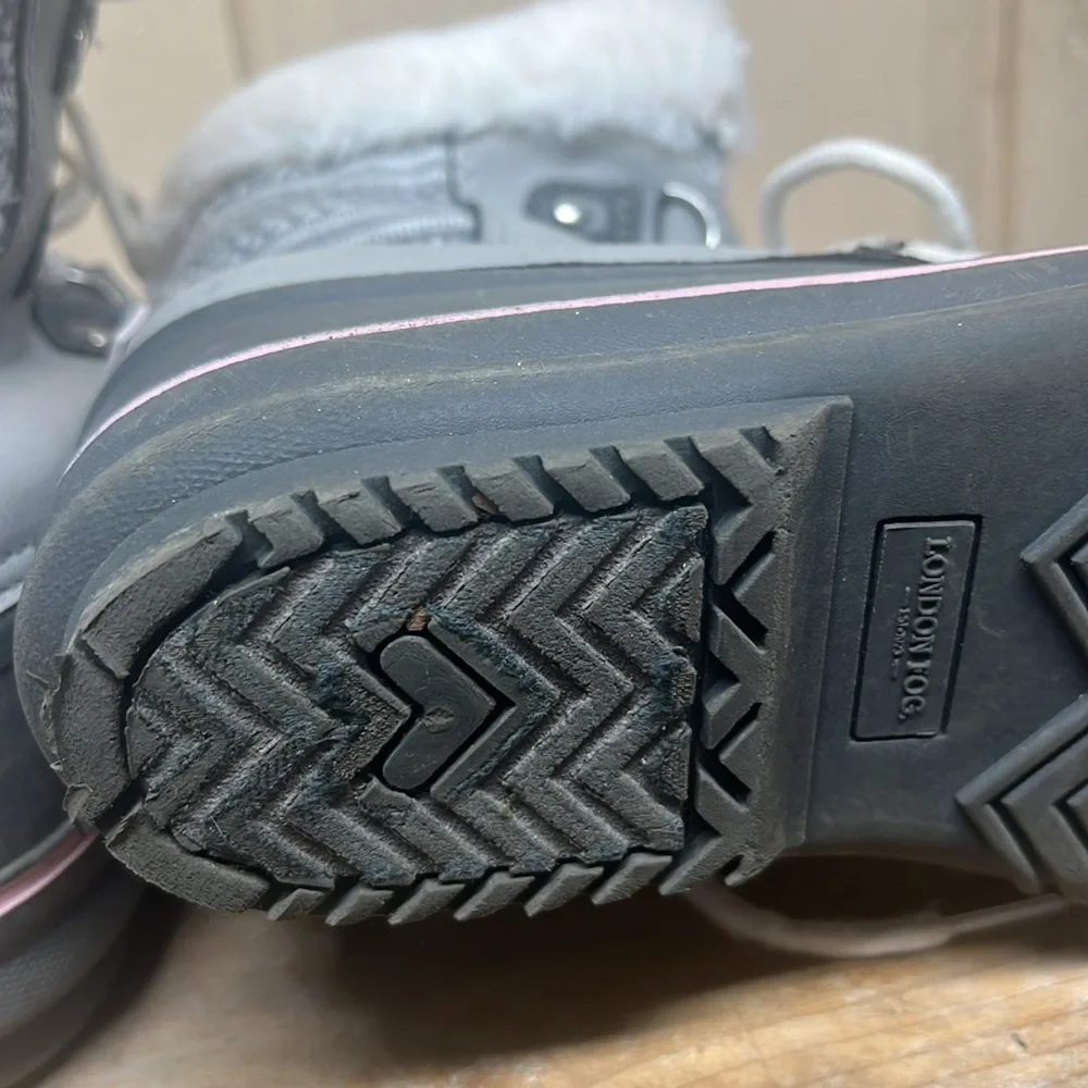 Girls size 2 London Fog winter/snow boots. Very good condition. Gray and pink 1