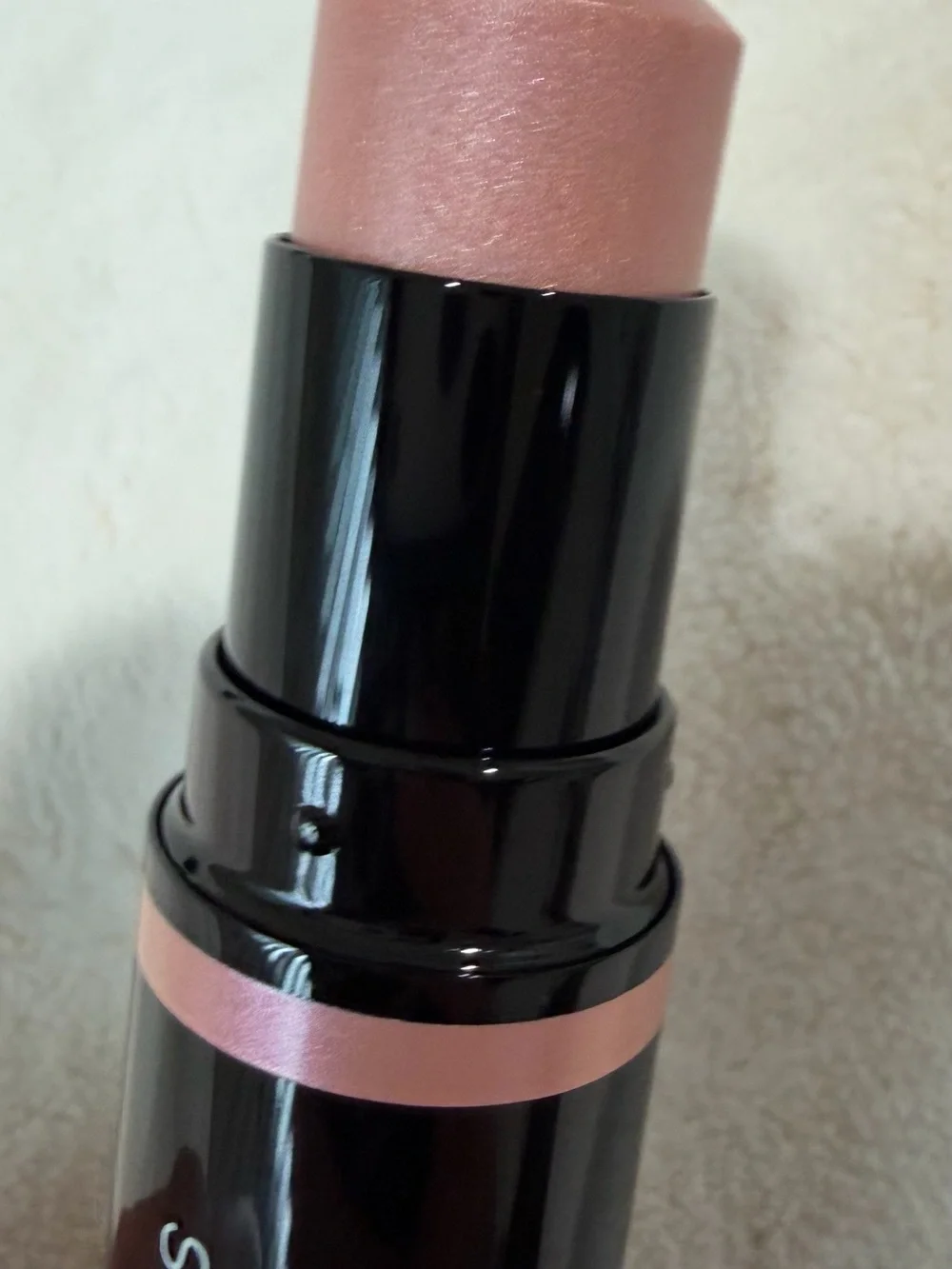 CHANEL illuminates lips