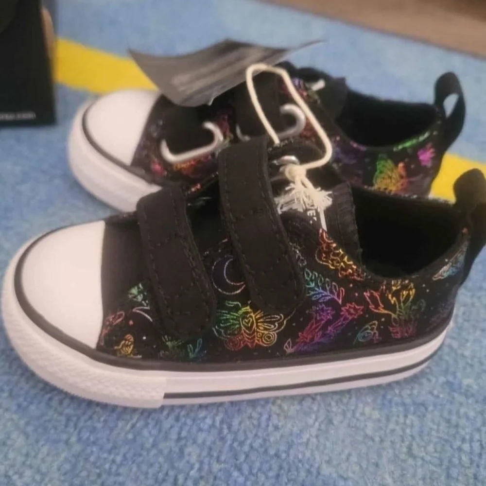 Converse girls toddler sneakers size 5 NEW