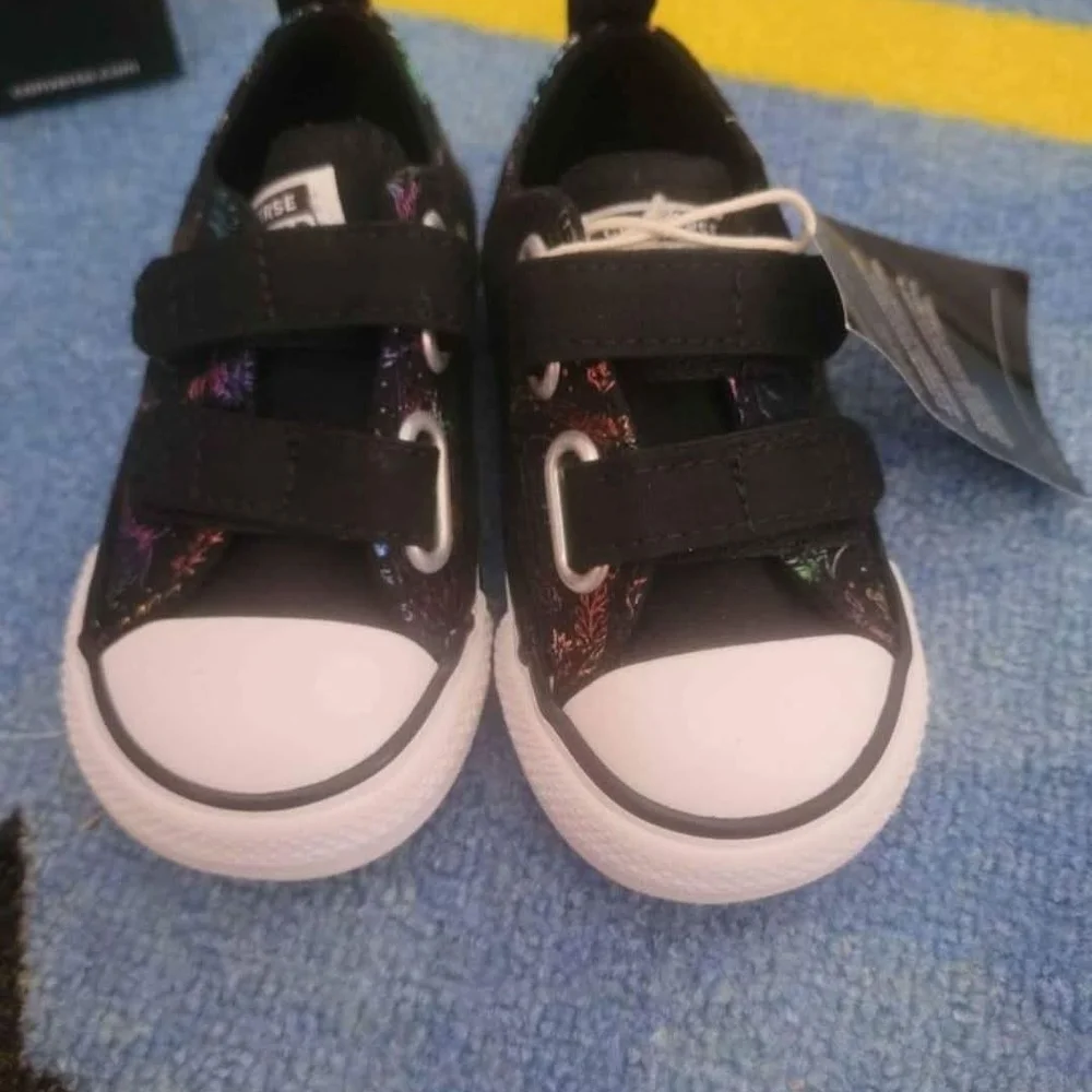 Converse girls toddler sneakers size 5 NEW
