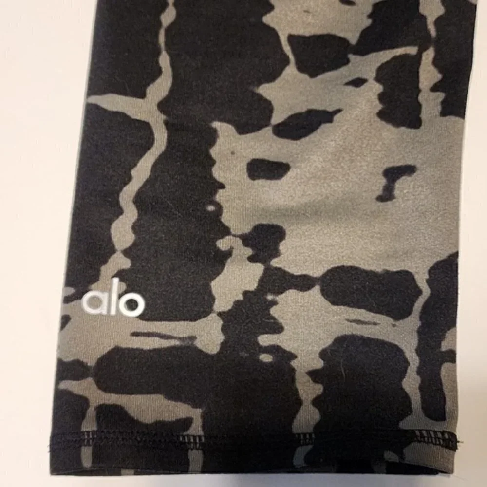 ALO Yoga sz S  black gray camouflage camo crop Capri leggings