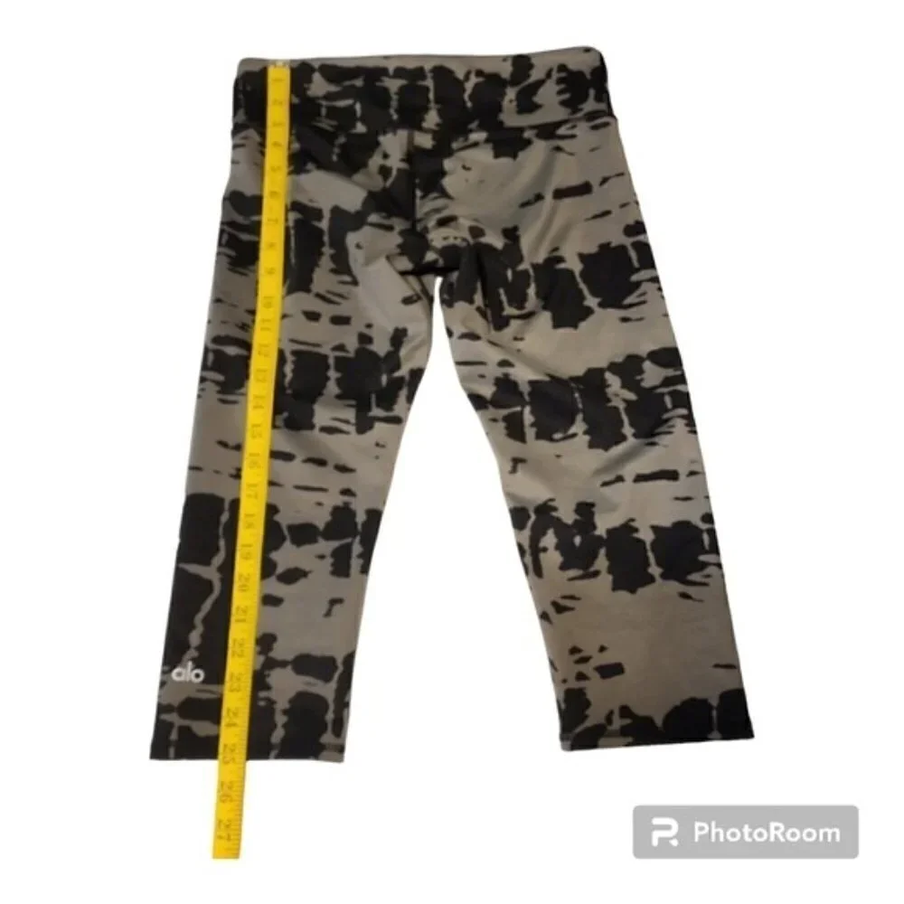 ALO Yoga sz S  black gray camouflage camo crop Capri leggings