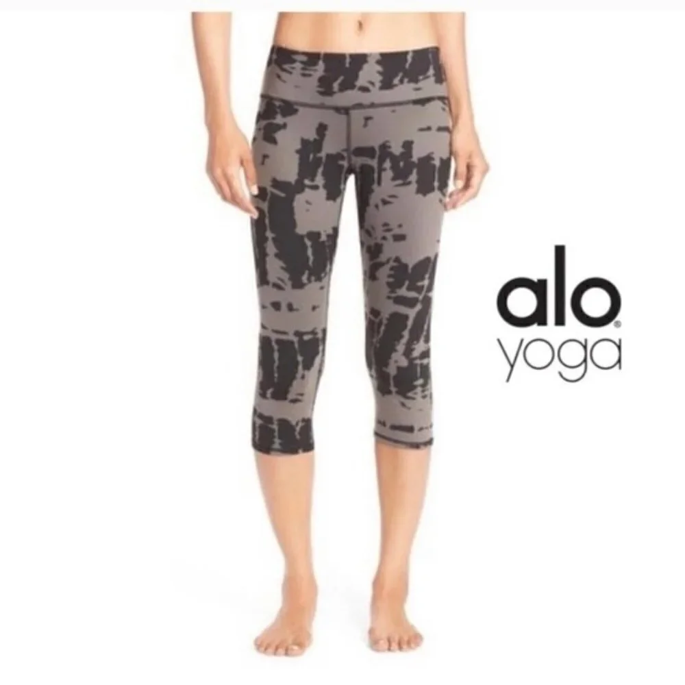 ALO Yoga sz S  black gray camouflage camo crop Capri leggings
