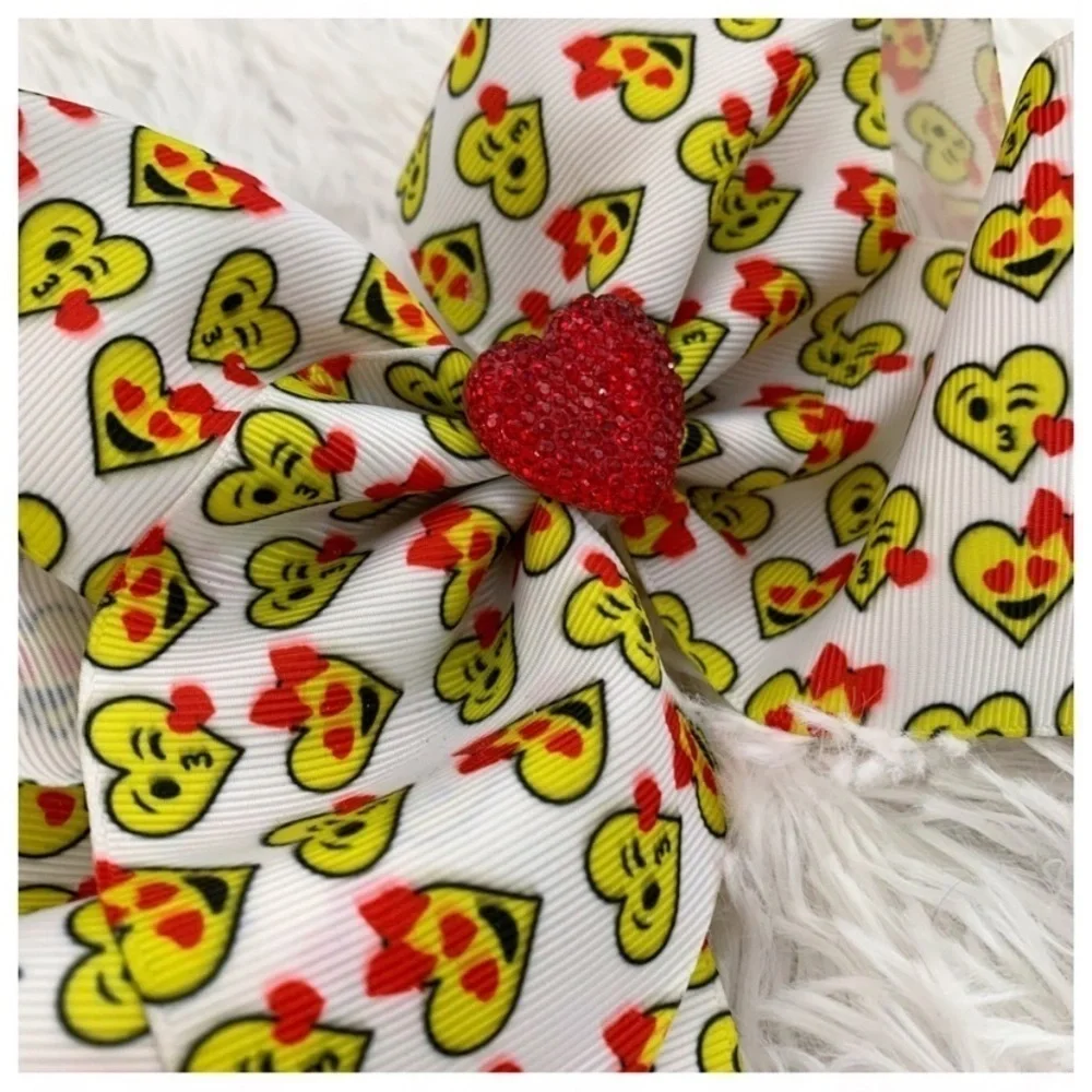 JoJo Siwa close kisses