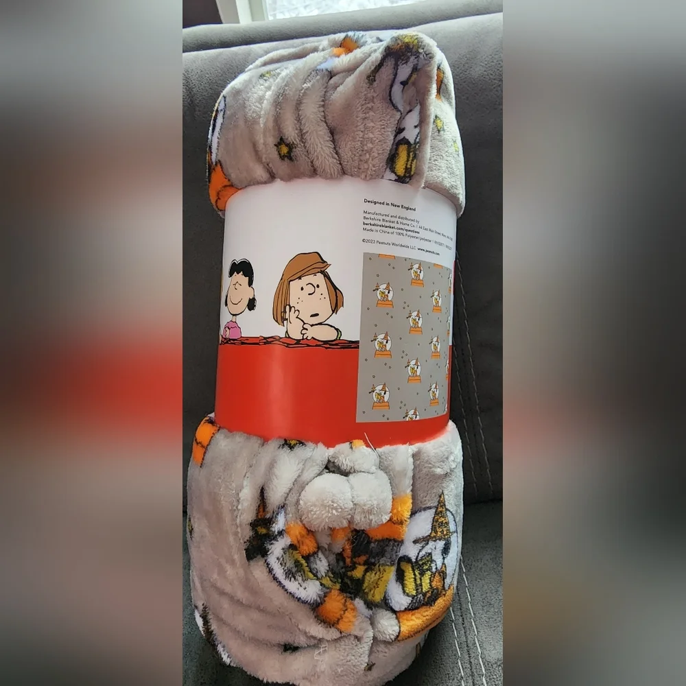 NWT PEANUTS Berkshire 50x70 Halloween Snoopy Witch Woodstock Gray Pet Throw