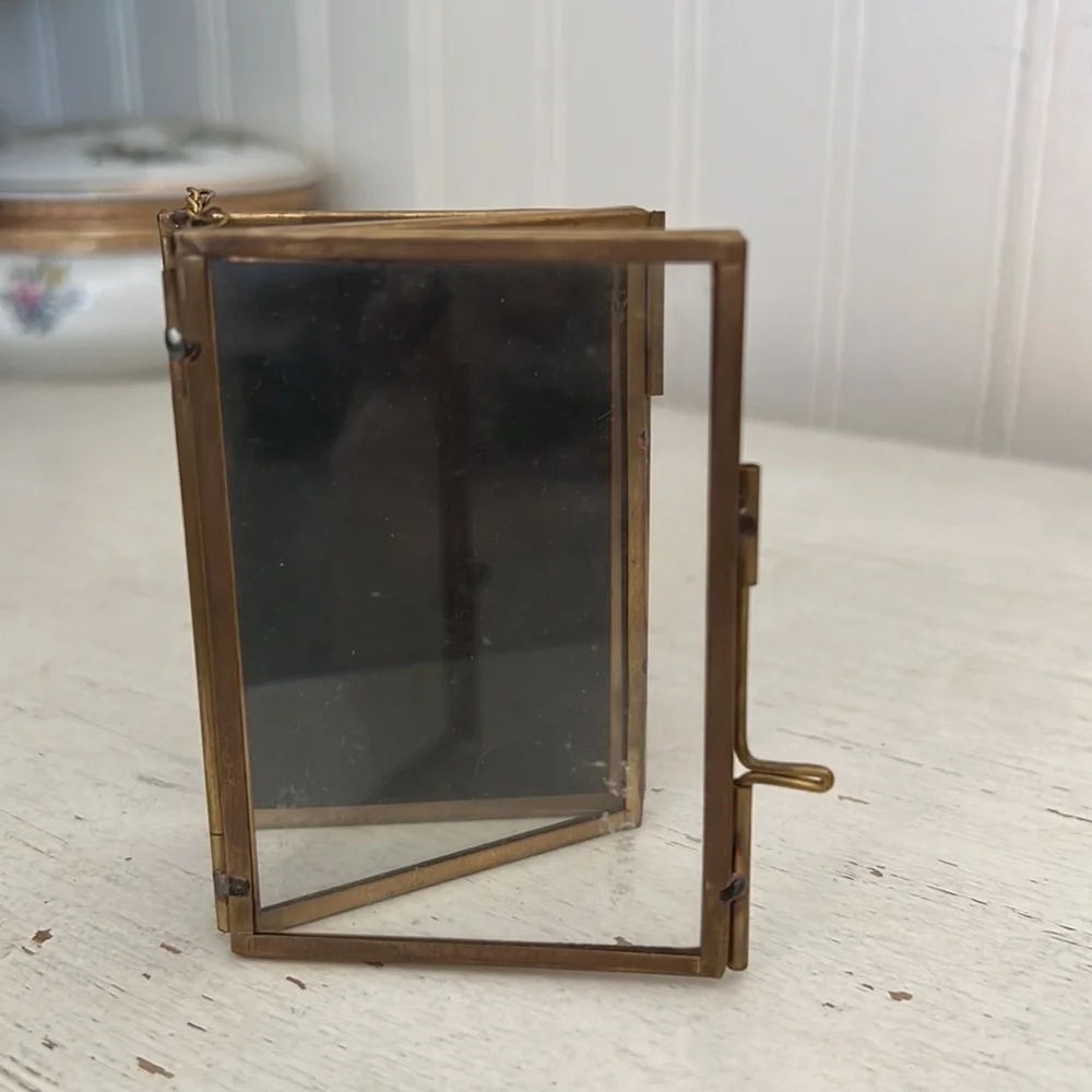 Vintage Isaac Jacobs 2” x 3” folding & locking brass picture frame glass