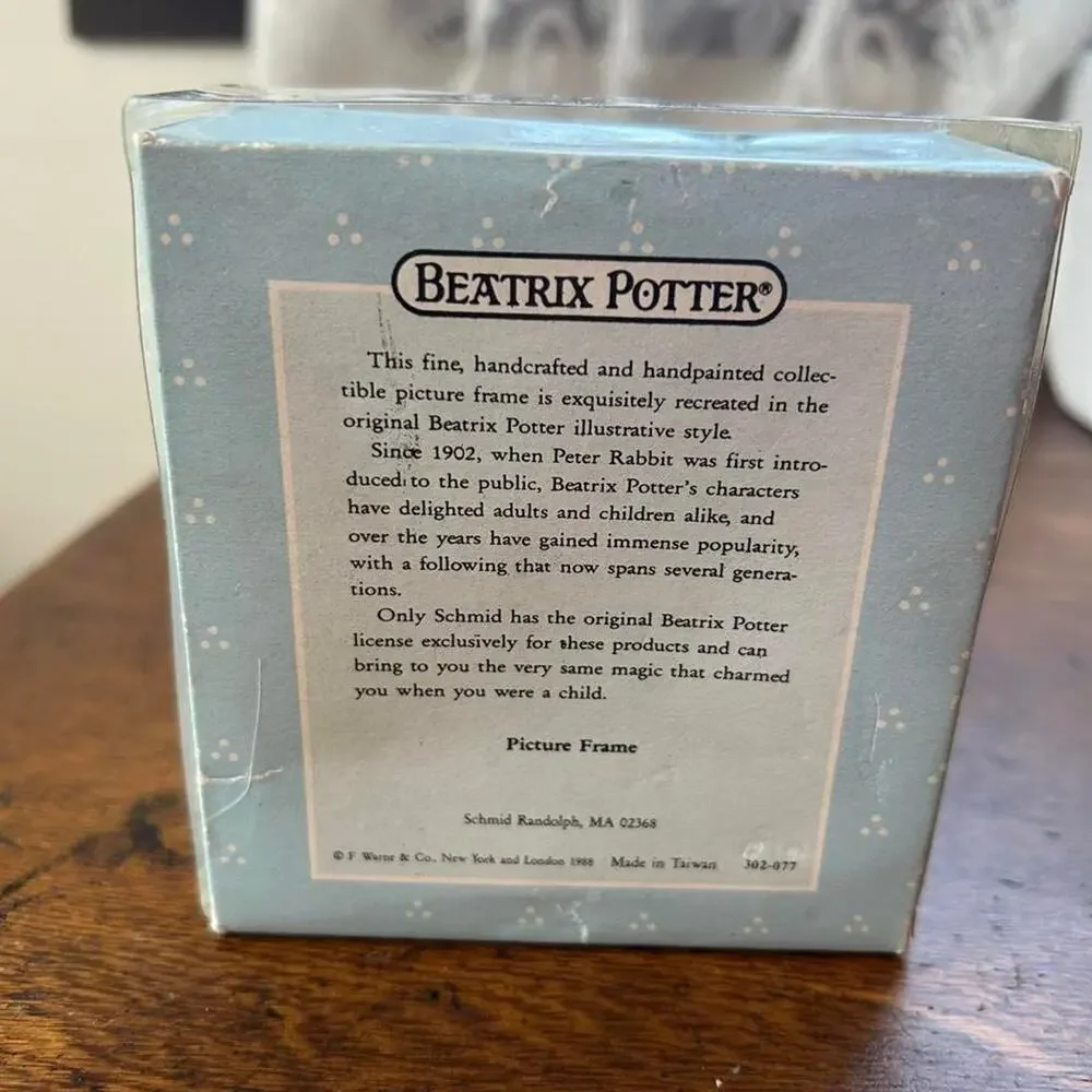 Vintage 1988 small ceramic Peter Rabbit circular photo frame in original box