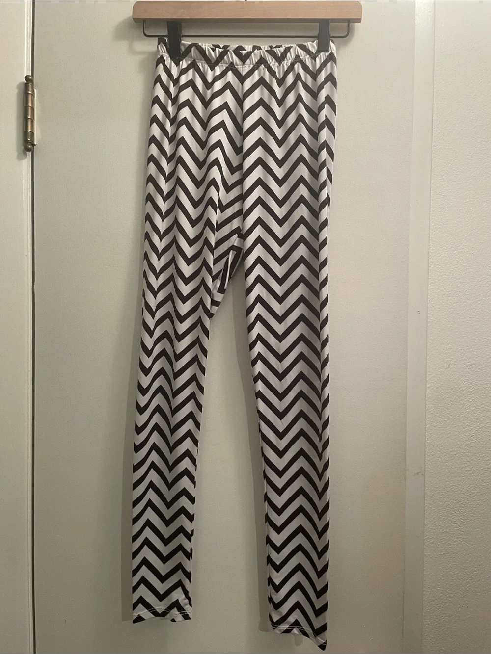 Black and White Chevron Leggings