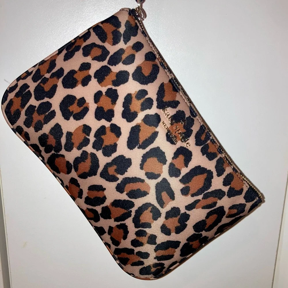 Kate Spade New York CHELSEA LEOPARD MEDIUM WRISTLET POUCH