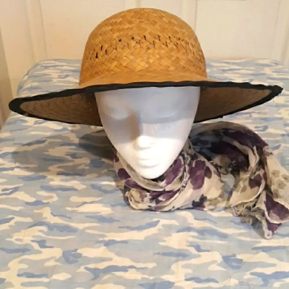 Straw sun hat. Womens