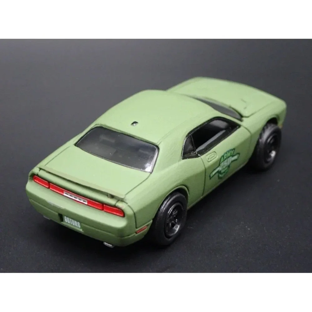 Johnny Lightning features die