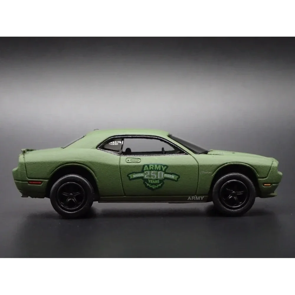 Johnny Lightning features die
