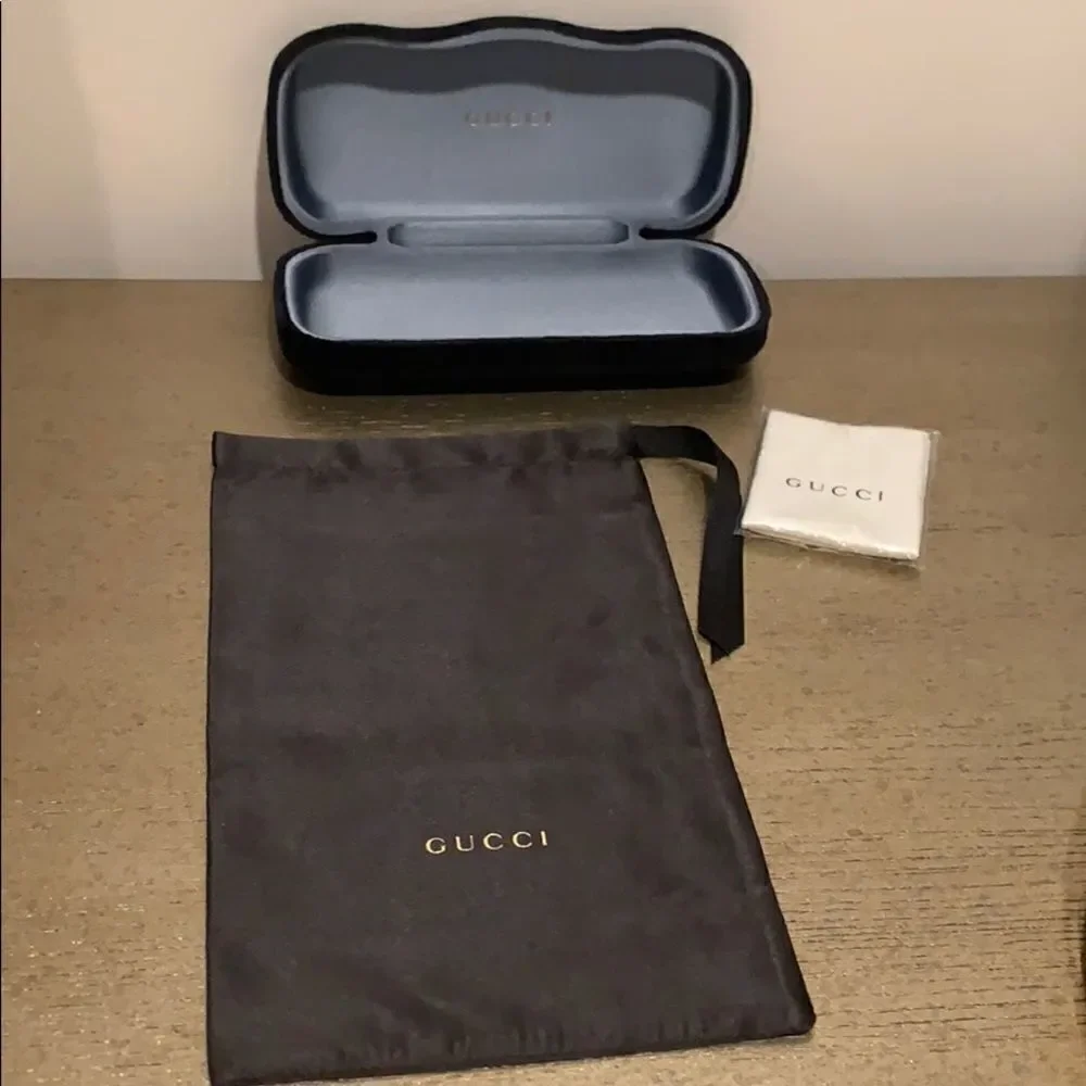 Gucci sunglass valves case & satin dust bag dust c