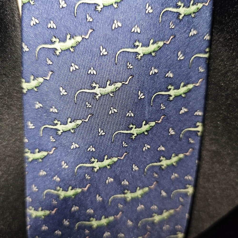 Like New Vineyard Vines Gecko Tie 100% Silk Tie