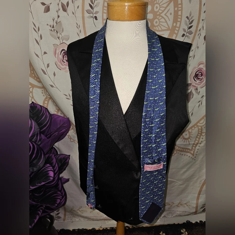 Like New Vineyard Vines Gecko Tie 100% Silk Tie