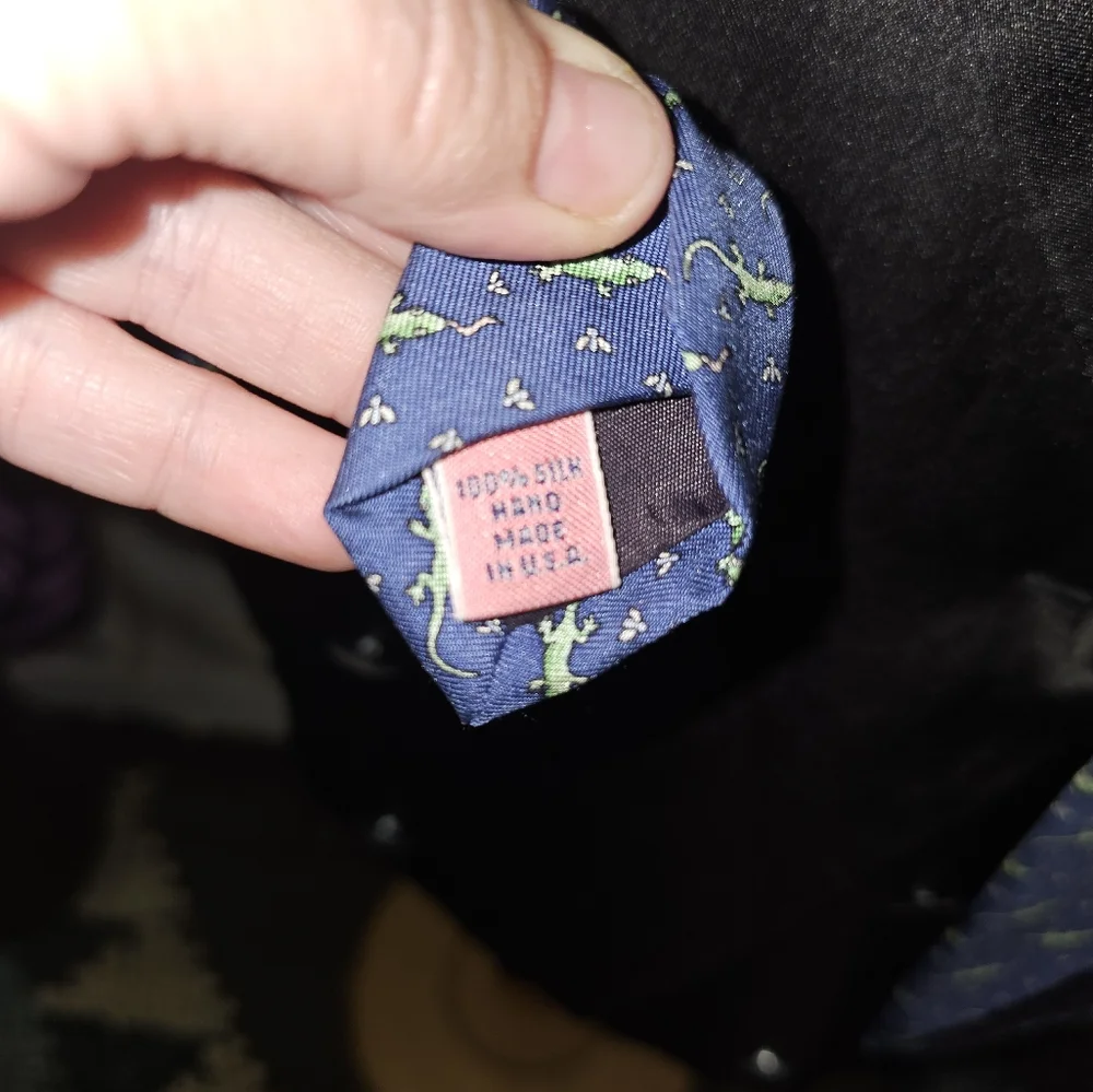 Like New Vineyard Vines Gecko Tie 100% Silk Tie