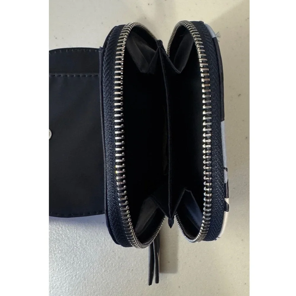Time and Tru compact zip