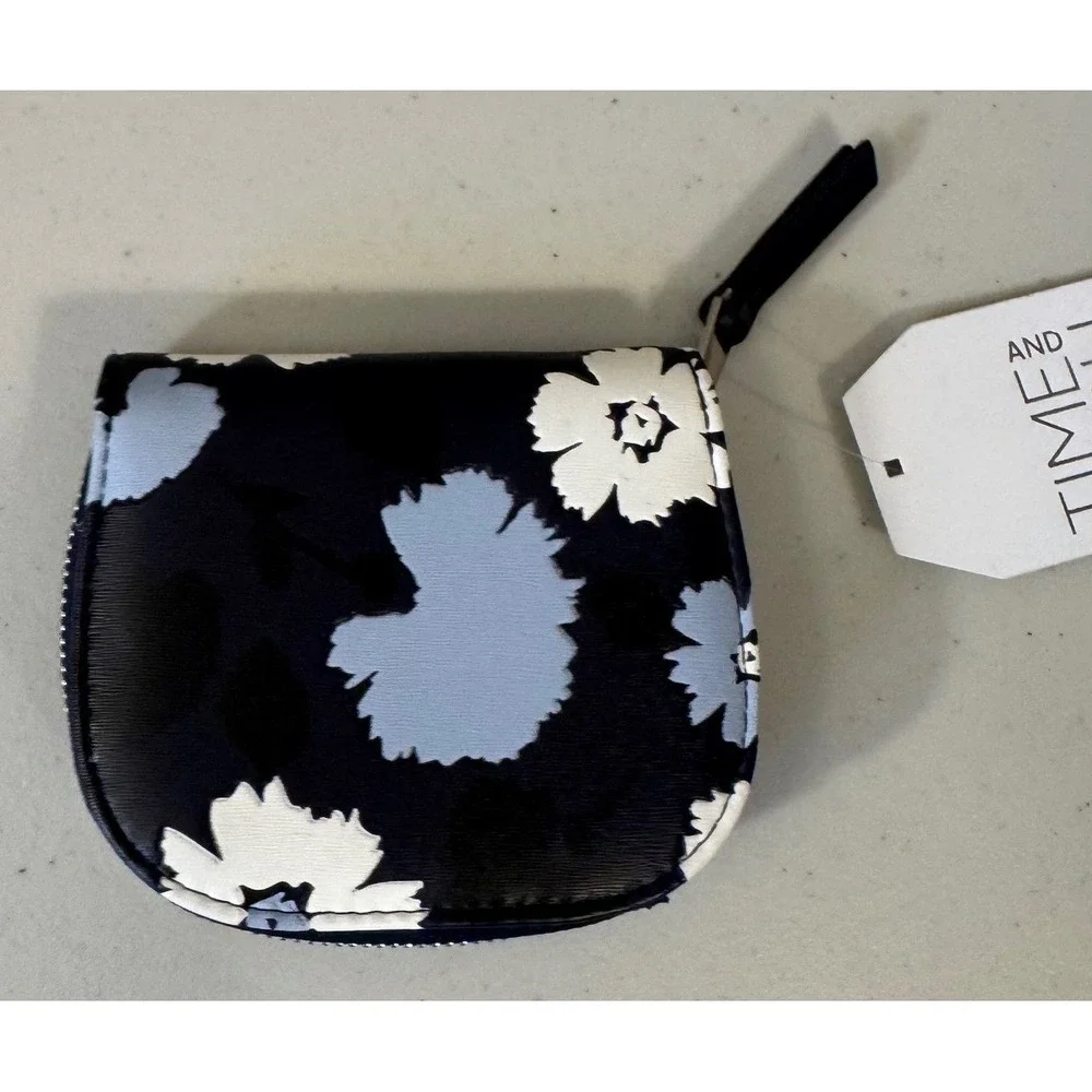 Time and Tru compact zip