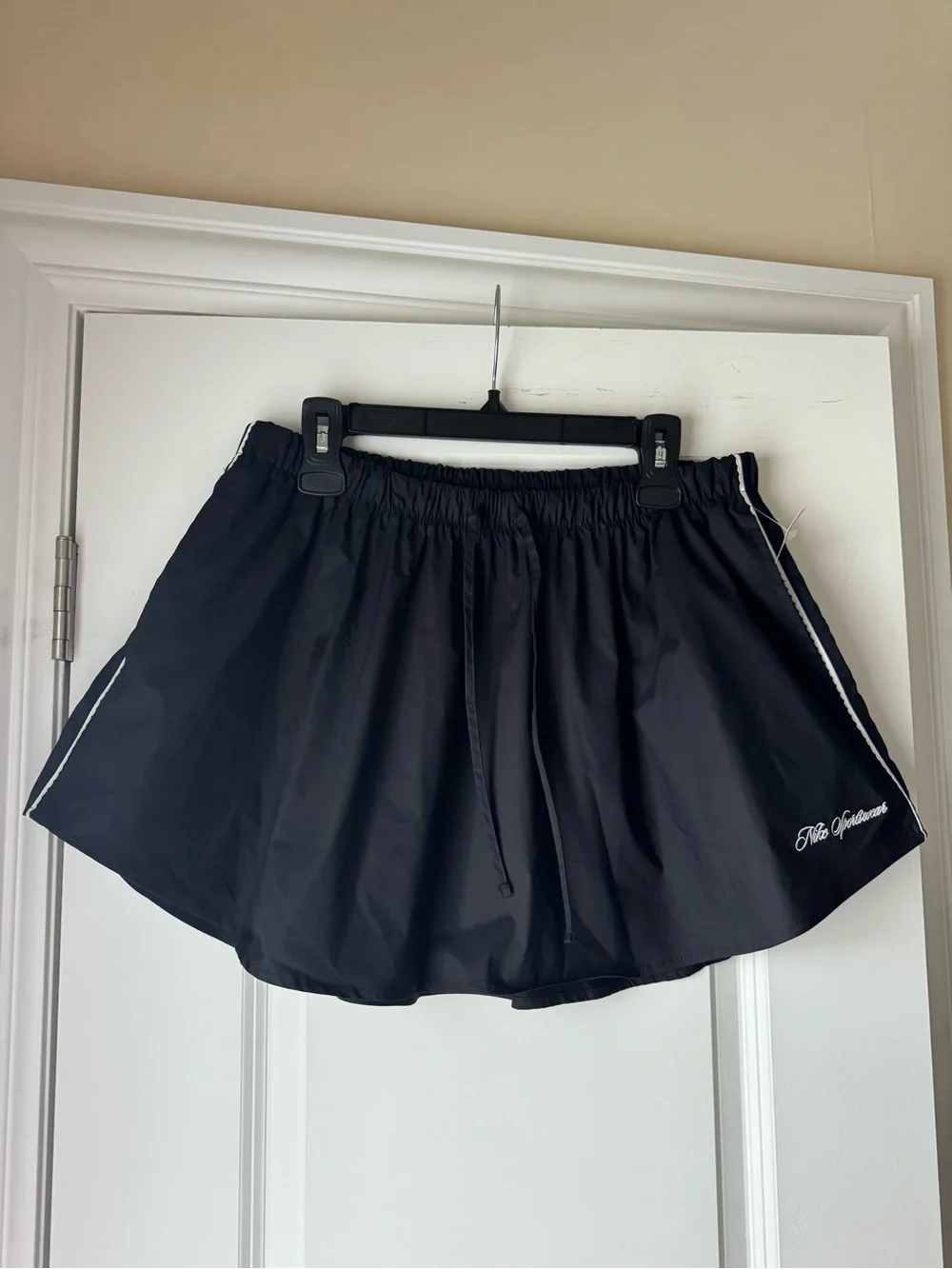 Nike Women's Sportswear Mid-Rise Scalloped-Trim Poplin Skirt - Black/Off-White