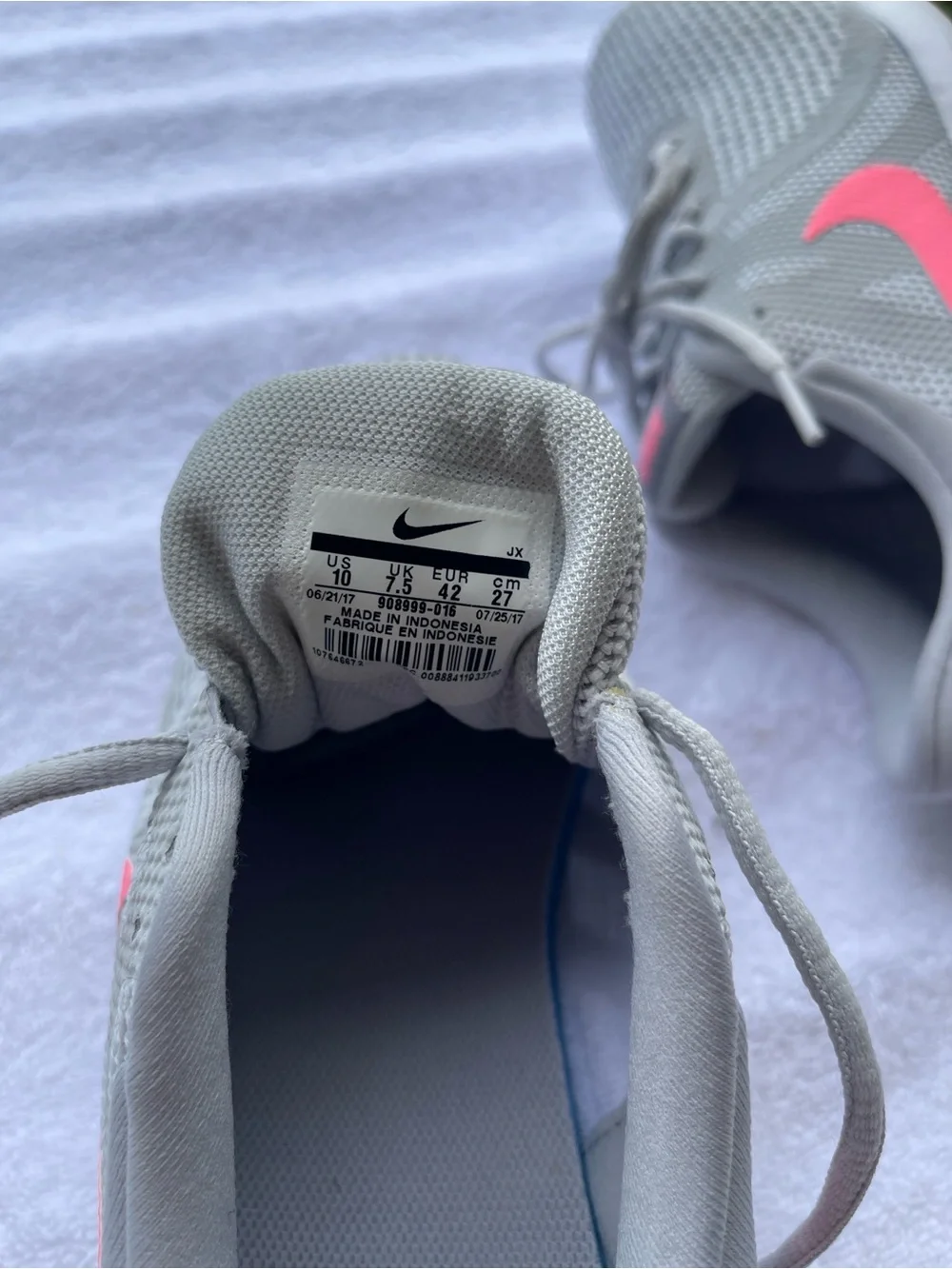 Nike revolution running