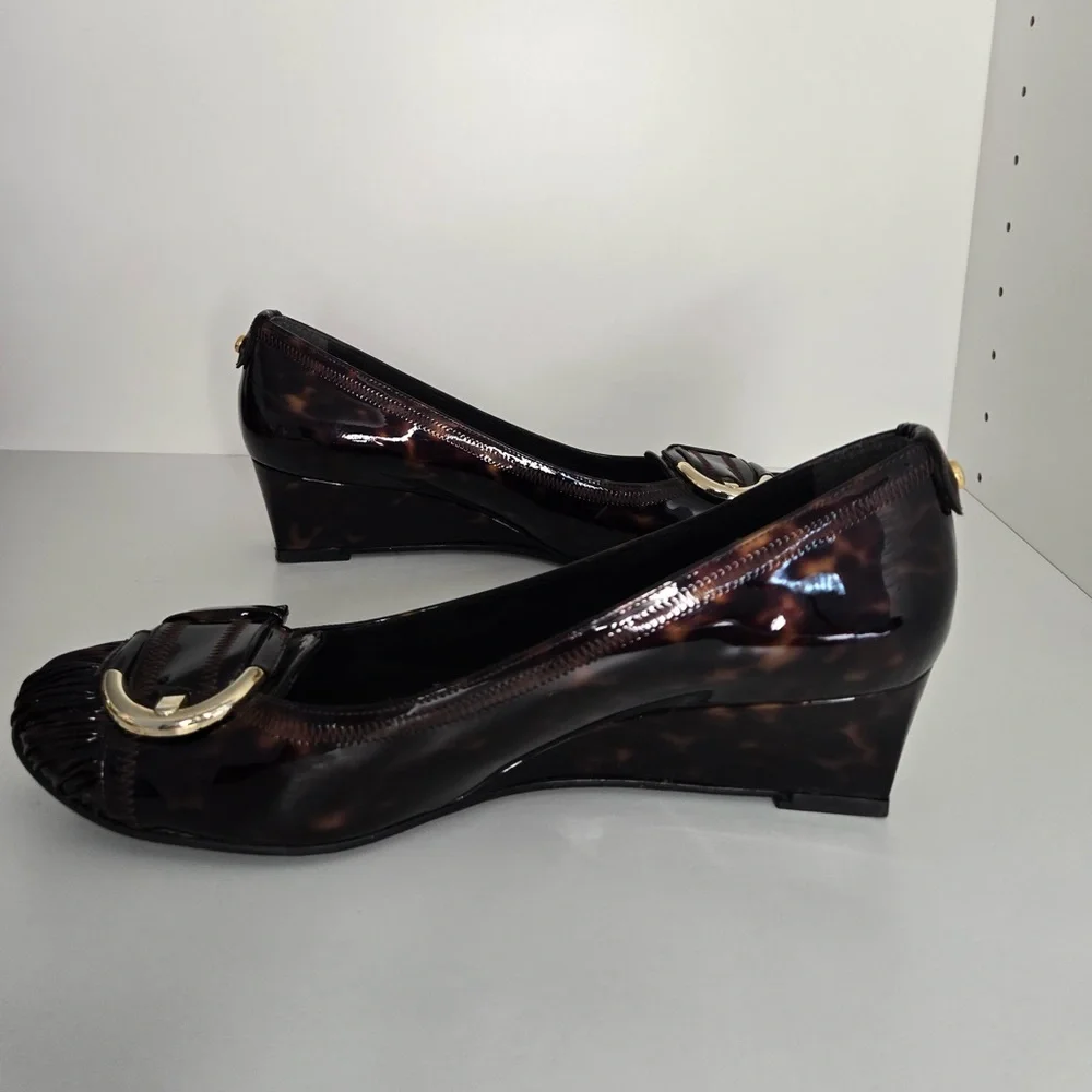 Stuart Weitzman detail 	•	tortoiseshell visible