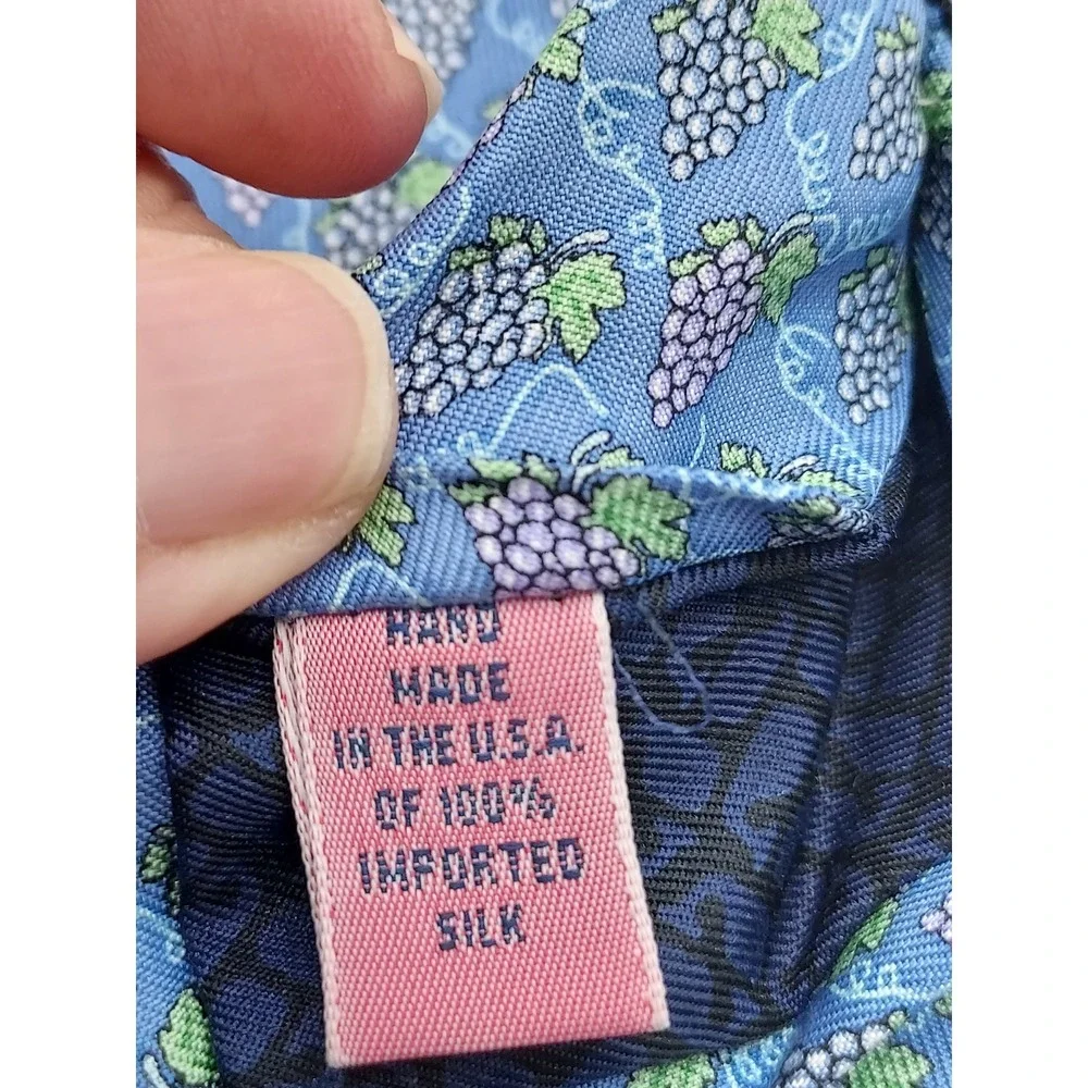 Vineyard Vines Mens Blue Grape Cluster Silk Tie Marthas Vineyard Hand Made USA