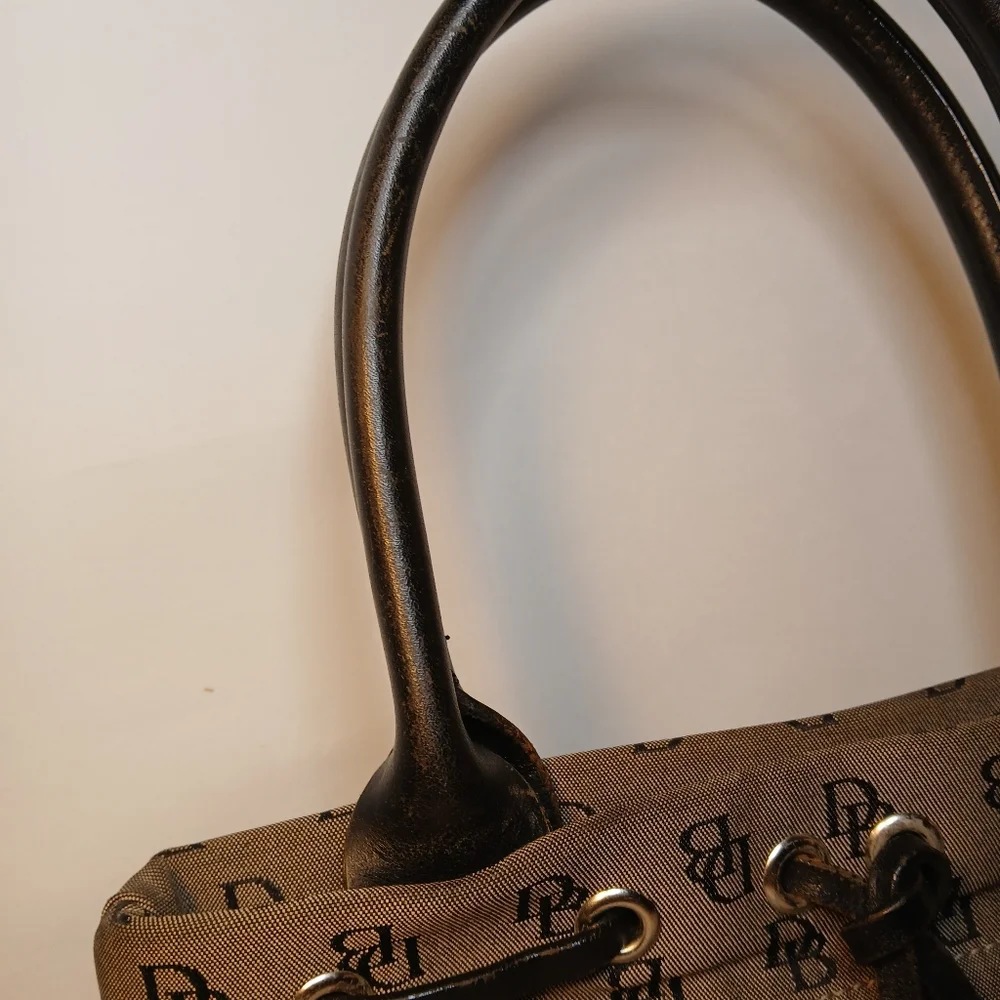 Dooney & Bourke excellent pre