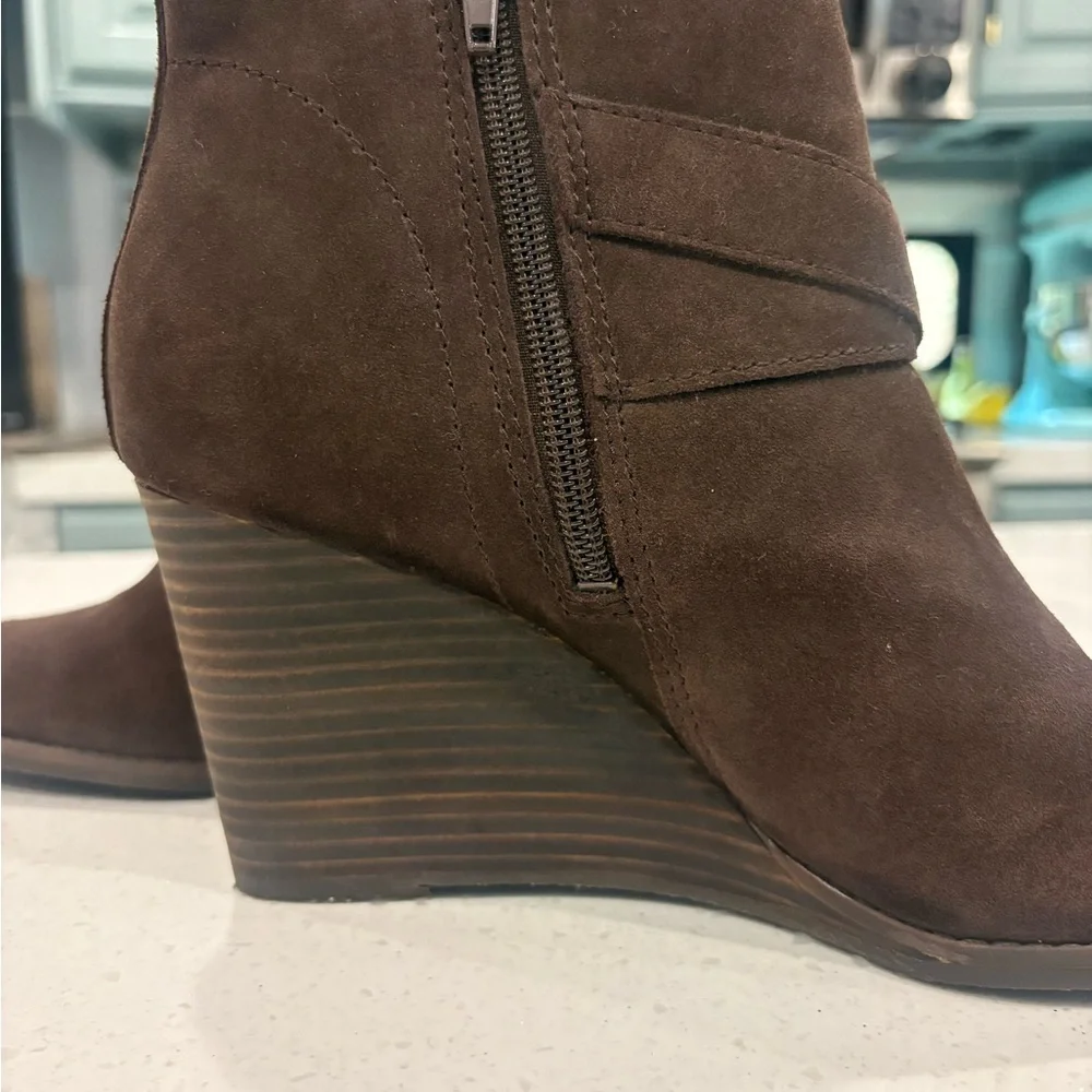 Women’s Lucky Brand Yerik Dk Brown Suede Wedge Ankle Boots EUC! Size 9