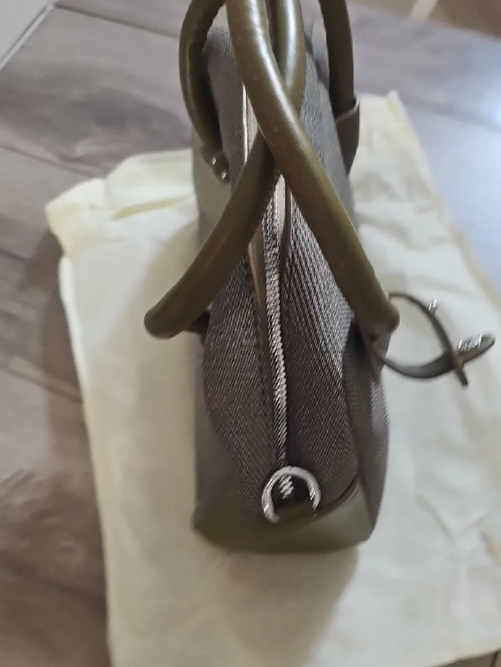 N/A compact canvas