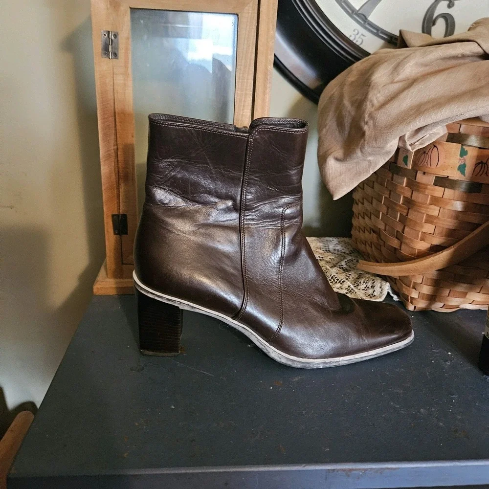 Cole Haan 9.5 B Boots 9½ B, 2053 Leather Heeled Narrow Country Brown  Zip Read