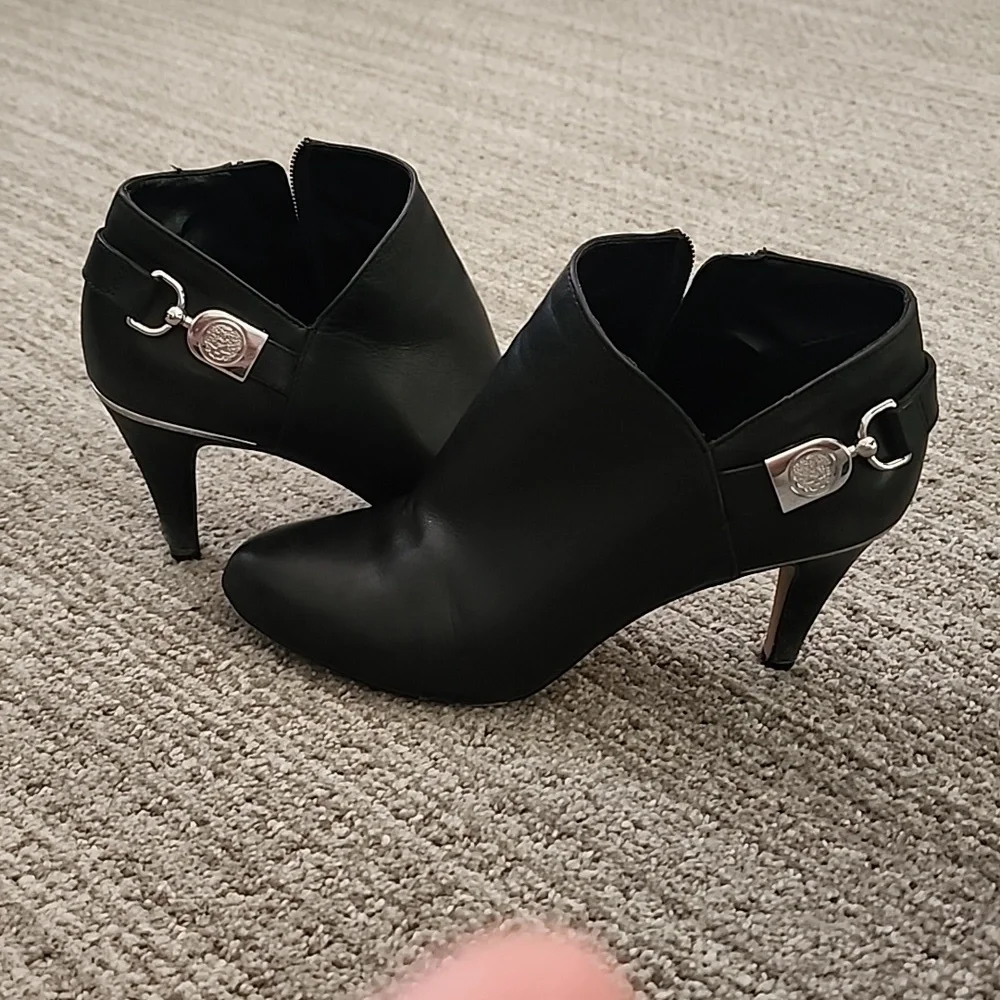 Vince Camuto leather zip camuto
