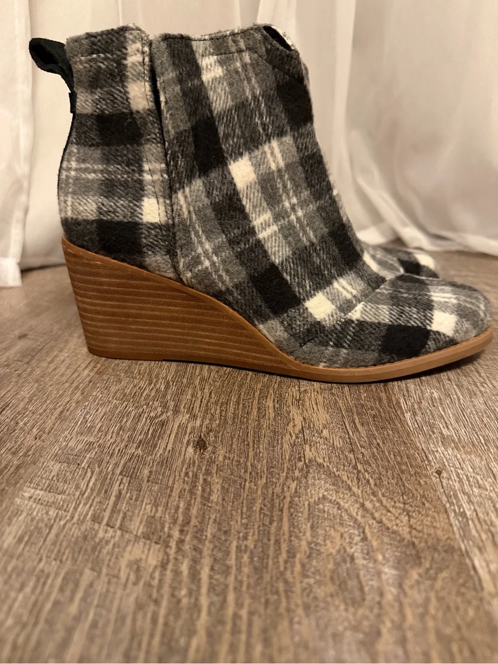 NWT TOMS Plaid Wedge Ankle Booties – Size 7