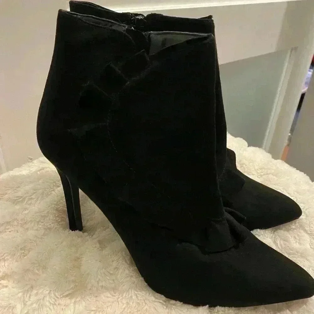 Women’s New JG Soho Black Ruffle Ankle Boot - Size 8  🔥🔥🔥