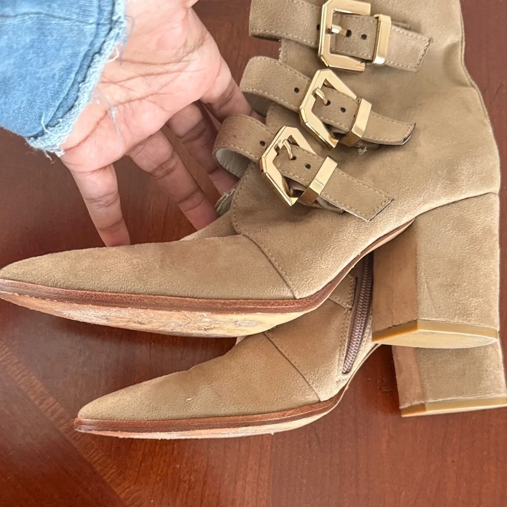 RAYE x house of Harlow suede Doute boots Buckle Detail pointed toe Sz 6