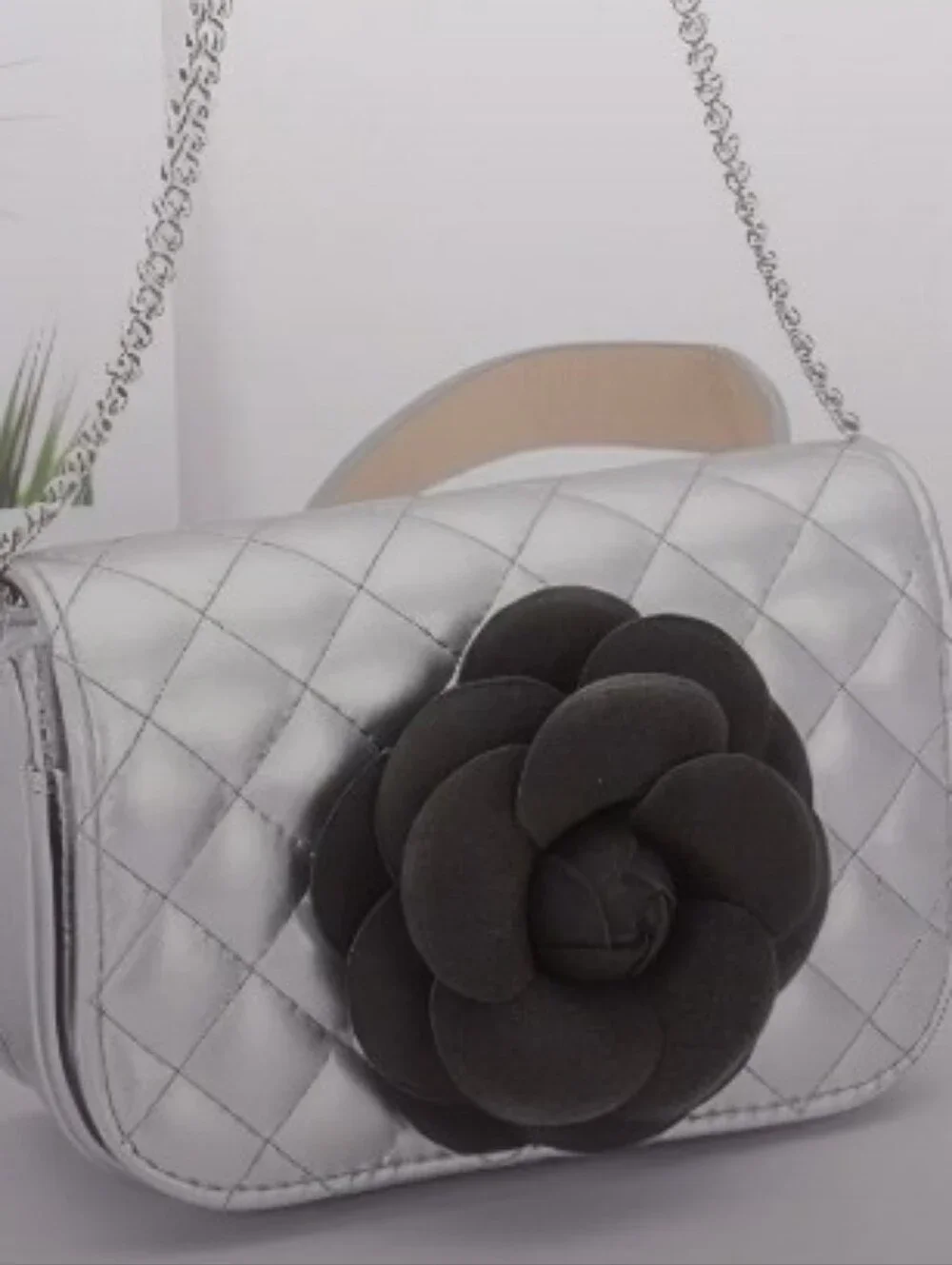 Quilted Metallic Flower Belt Bag -Chain Crossbody (Silver/Black 🩶🖤)