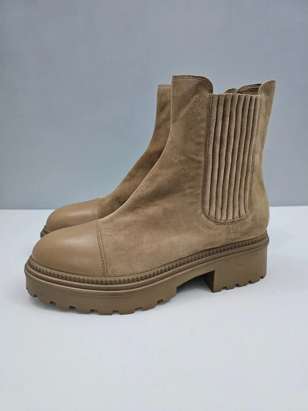 Marc Fisher LTD Hadria Chelsea Ankle Boot Natural Tan Suede Cap Toe Womens 9