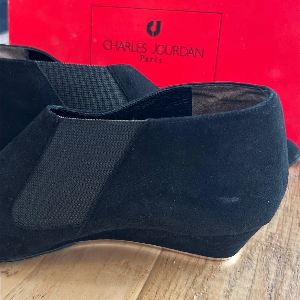 Charles Jourdan smoke trim