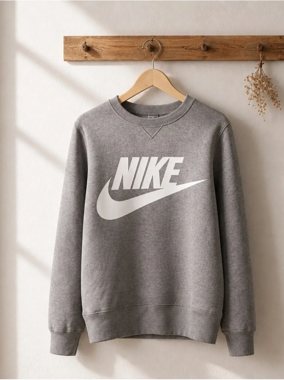 Nike sweatshirt solid detail