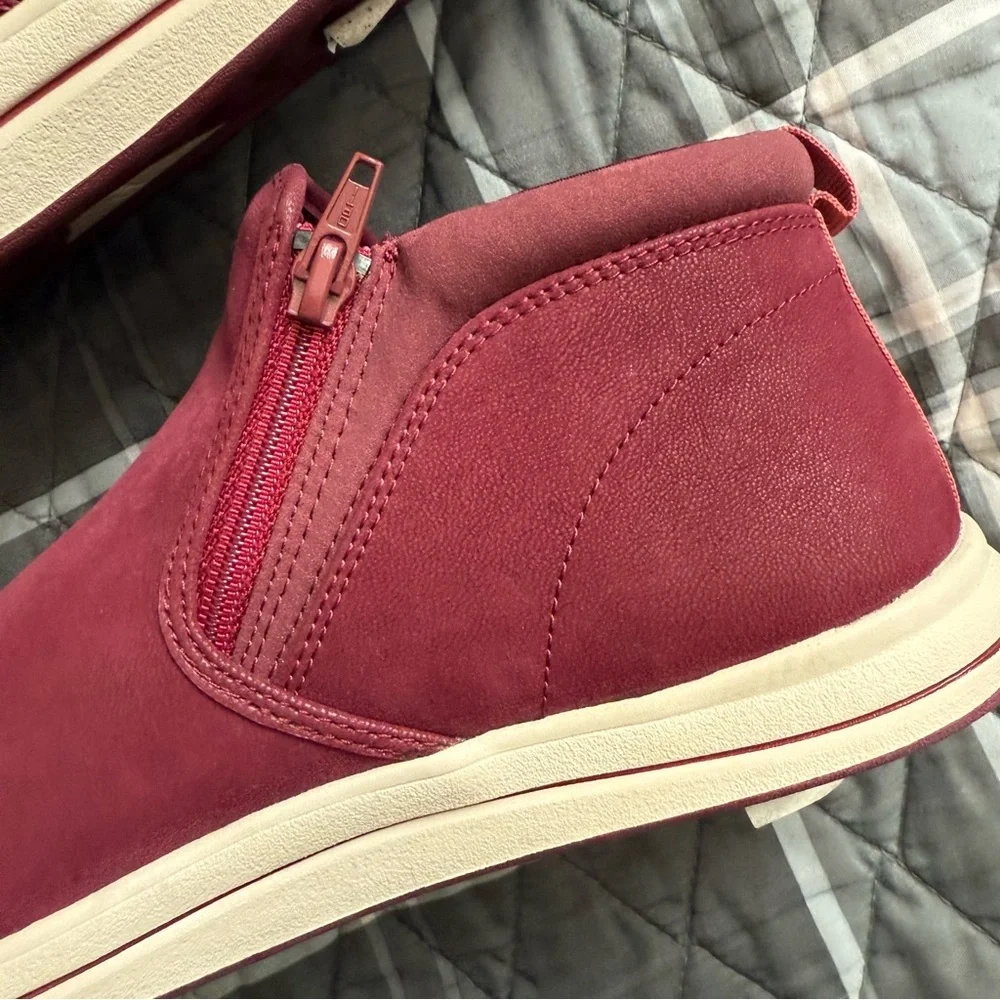 Clarks stylish burgundy