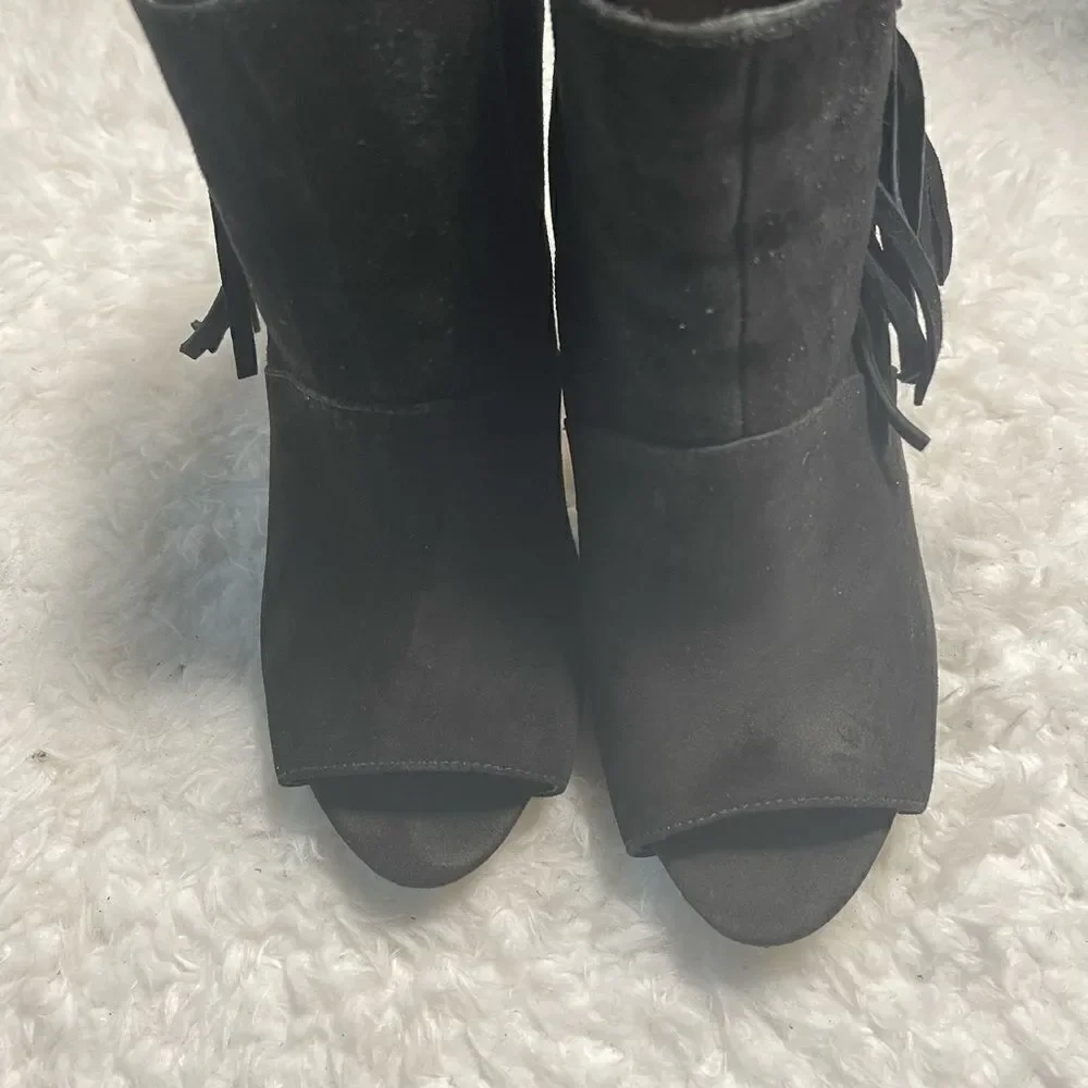 Guess Aziz black suede fringe ankle boots peep toe gold tone accent SZ9.5