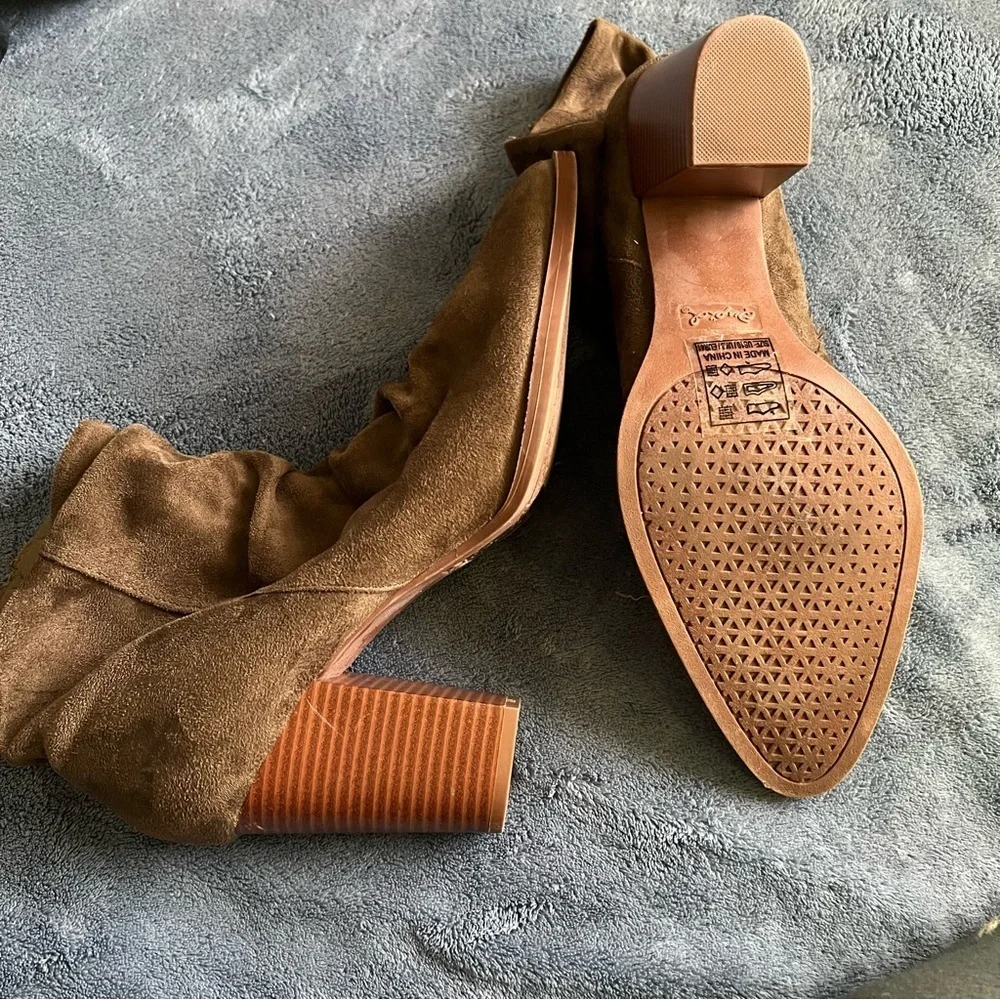 Qupid Faux Suede Rouched Stacked Heel Side Zip Boots NWOT Sz 10. Brown