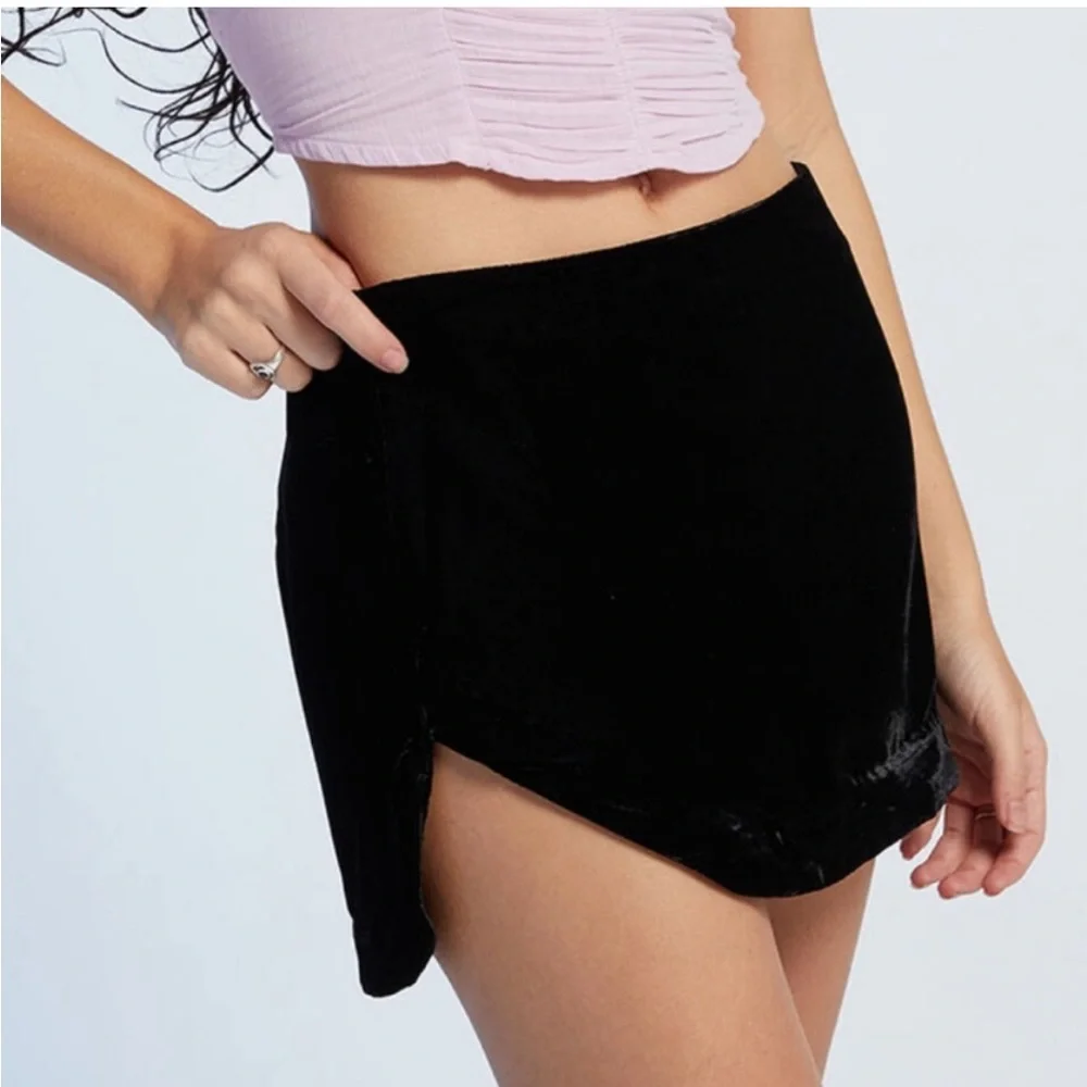 🆕‎ NWT Free People Annalise Velvet Mini Skirt / Black