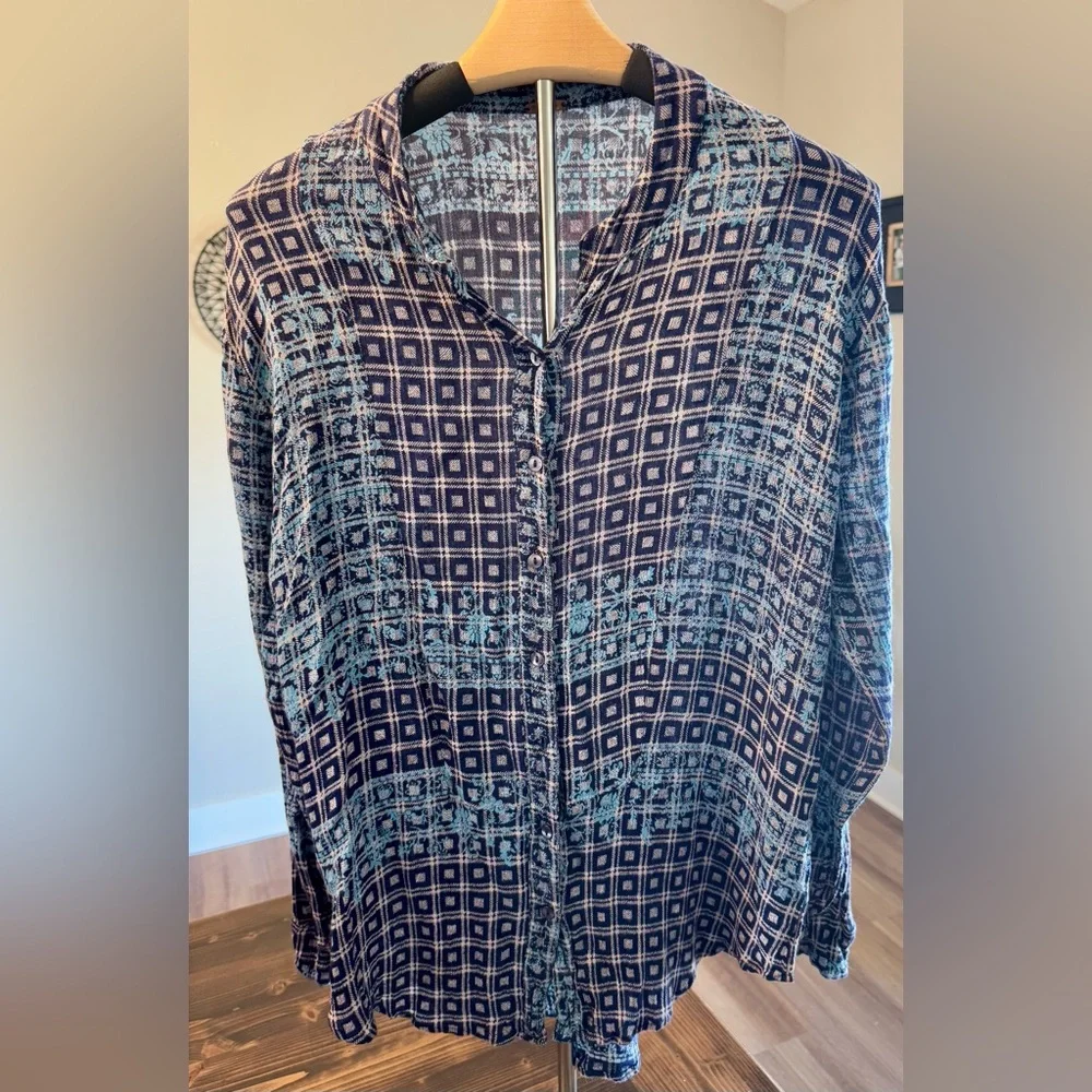 Free People Women’s Navy & Green‎ Patterned Button Up Top Size M