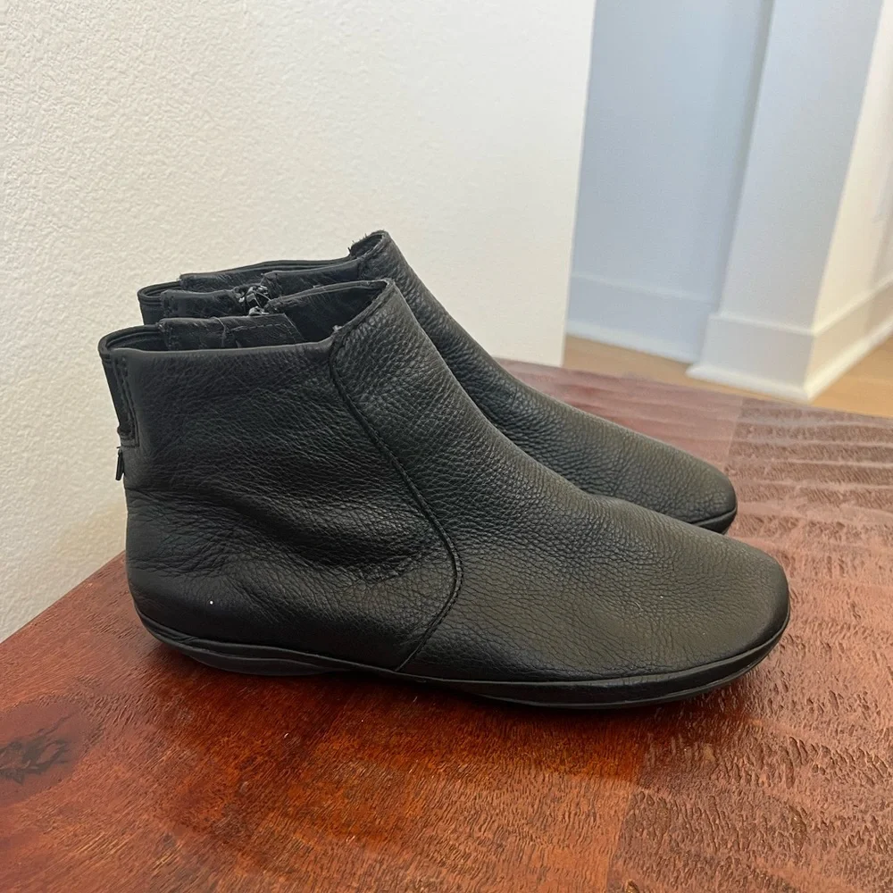 Camper Right Nina Slim Black leather comfy minimalist ankle boots sz 38