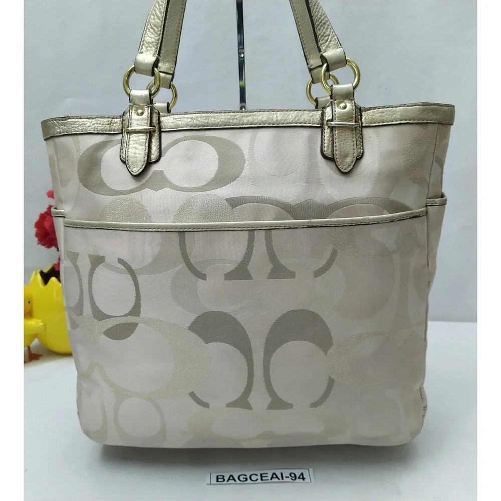 Coach signature cream