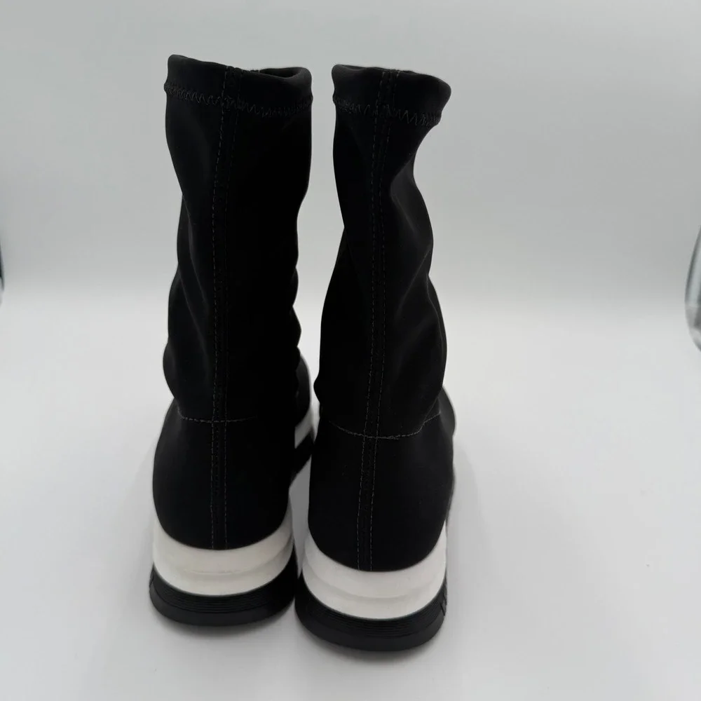 NWOT La‎ Canadienne Nina Pull On Sock Boots City Dry Bootie 10 Black Platform
