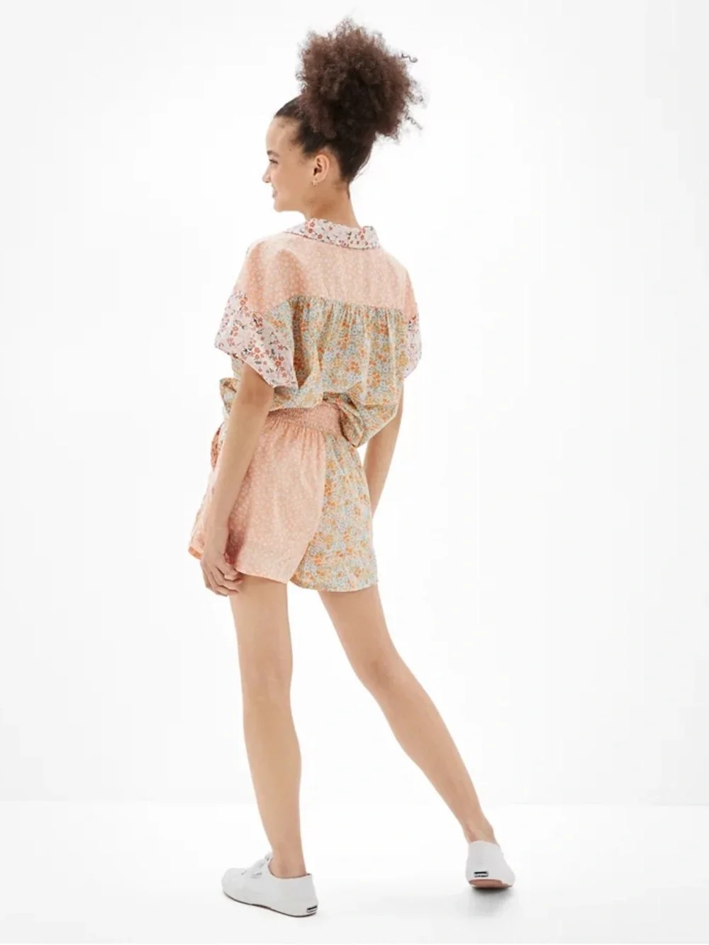 American Eagle Resort Peach Floral Patchwork Smocked High Waisted Shorts Sz M