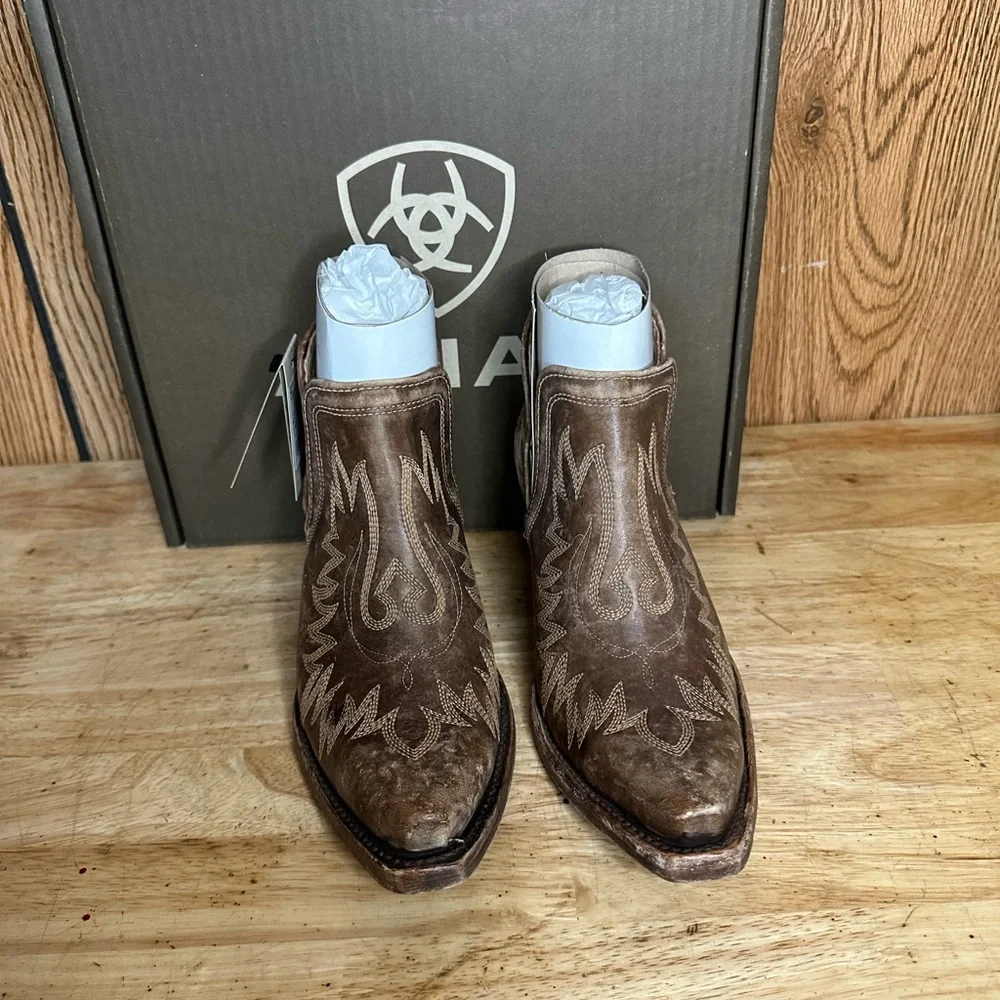 Ariat Dixon’s- Naturally Distressed Brown *NWT*