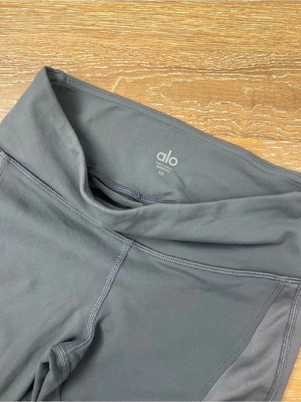 ALO Yoga dark grey