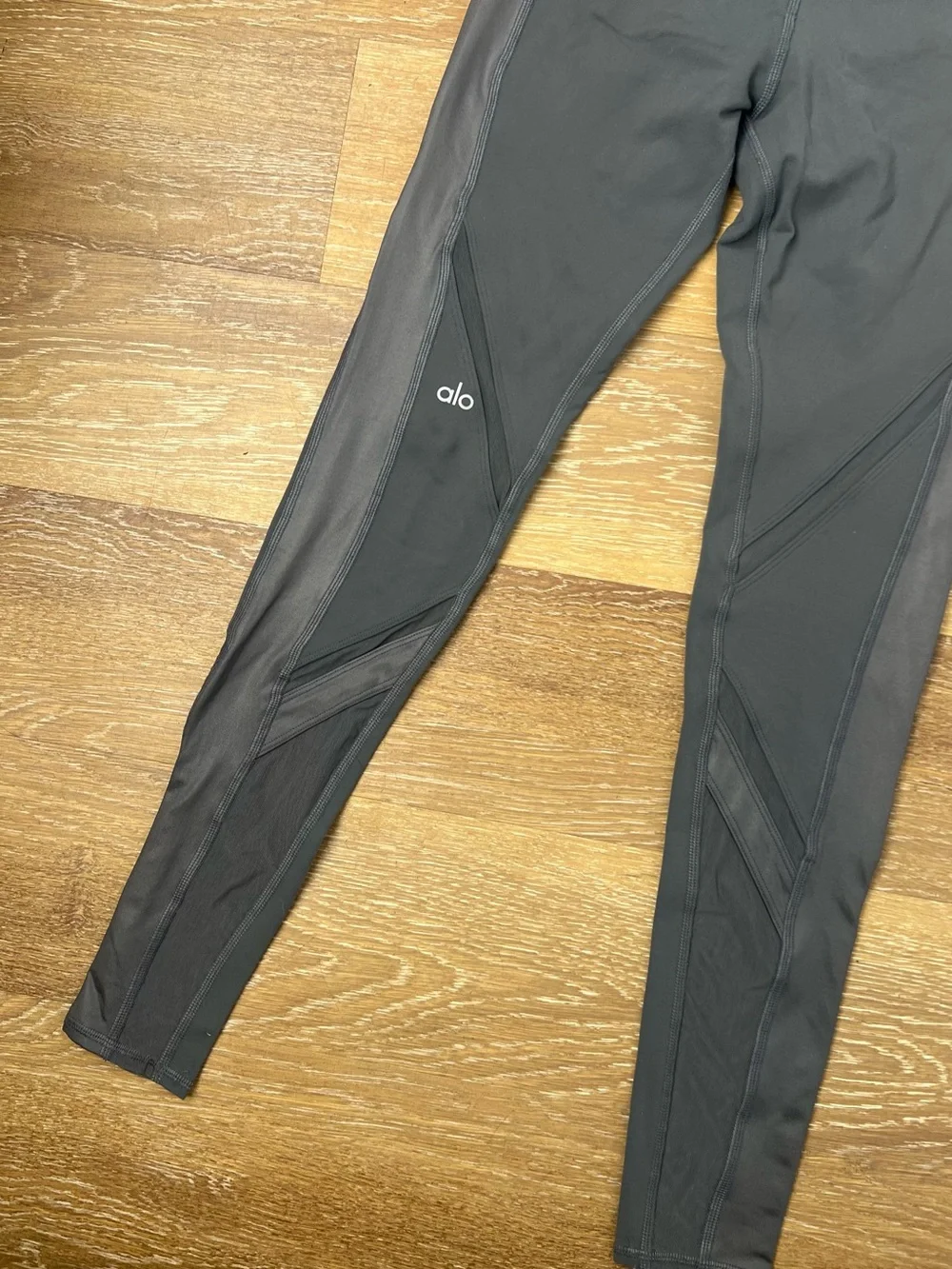 ALO Yoga dark grey